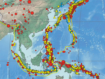 東南アジア地域の地震発生状況とプレート境界や火山の位置