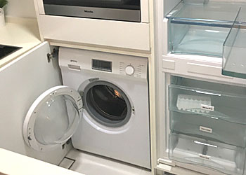 シンガポールのキッチン一体型ドラム式洗濯乾燥機・イメージ写真